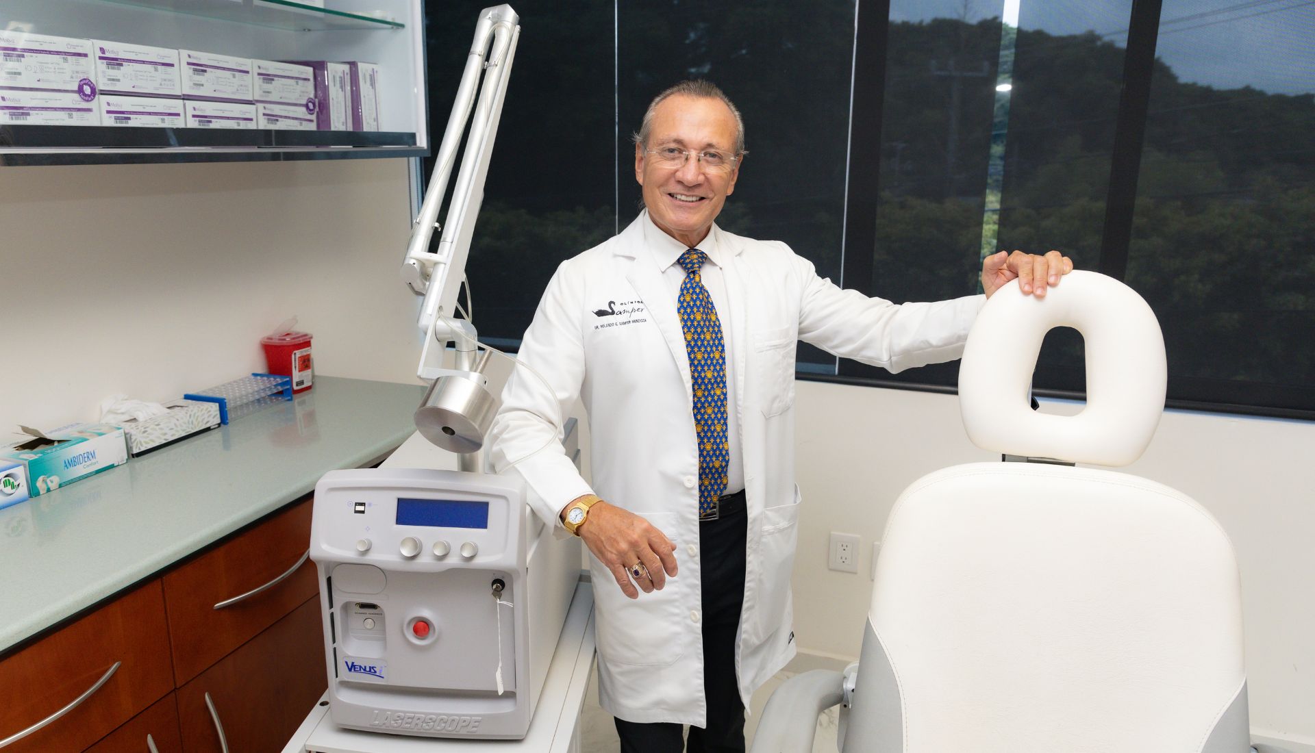 Cirujano Plástico Rolando Samper